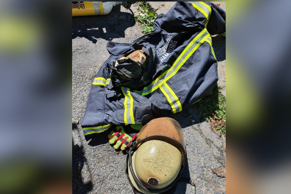 Die durchgebrannte Jacke des Feuerwehrmannes liegt auf dem Boden neben seiner Schutzausrüstung.