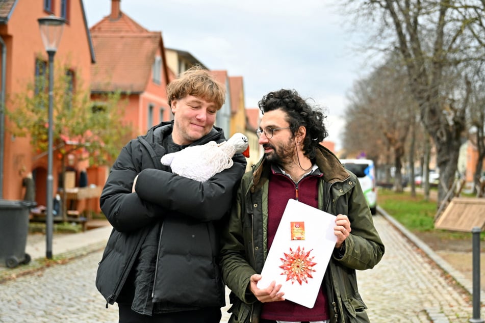 Letzte Absprachen auf dem Budenzauber-Gelände: Puppenspieler Ben-Sebastian Hans (25, l.) und der künstlerische Leiter Björn Reinemer (38) auf dem Anger.