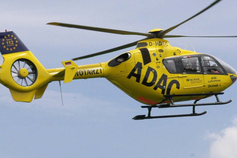 Ein Rettungshubschrauber brachte den schwer verletzten Jungen in eine Klinik.
