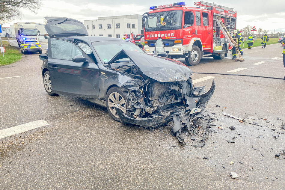 Der BMW wurde bei dem Crash schwer in Mitleidenschaft gezogen.