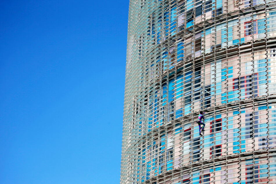 Alain Robert kletterte das 145 Meter hohe Gebäude ohne Sicherung hoch.