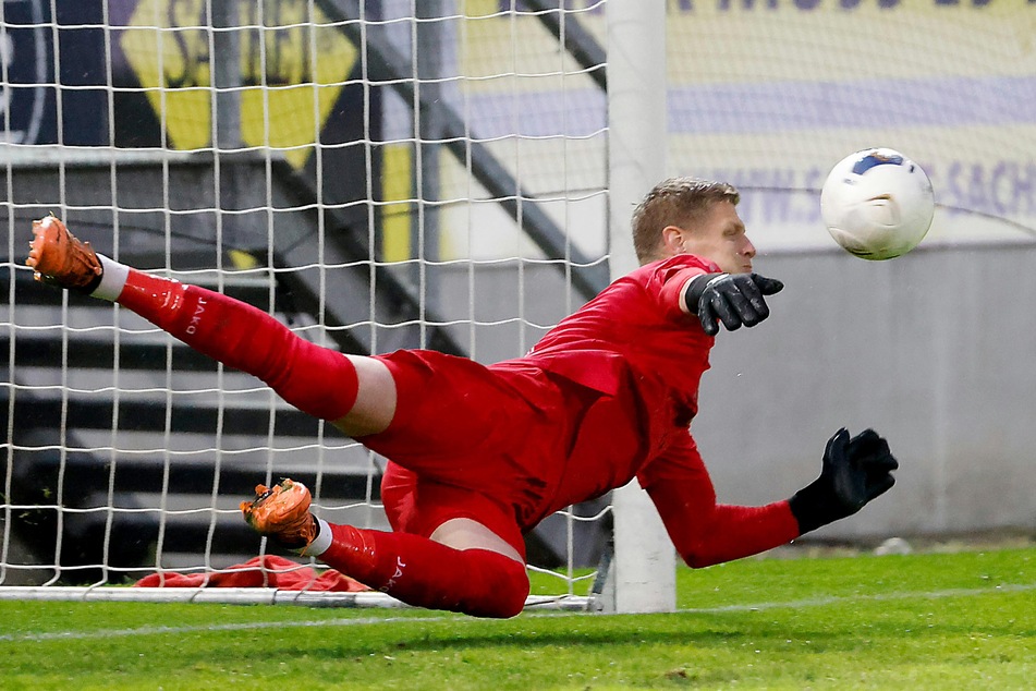 Klasse! Chemnitz-Keeper Jakubov parierte in der 77. Minute den Strafstoß von Djamal Ziane.