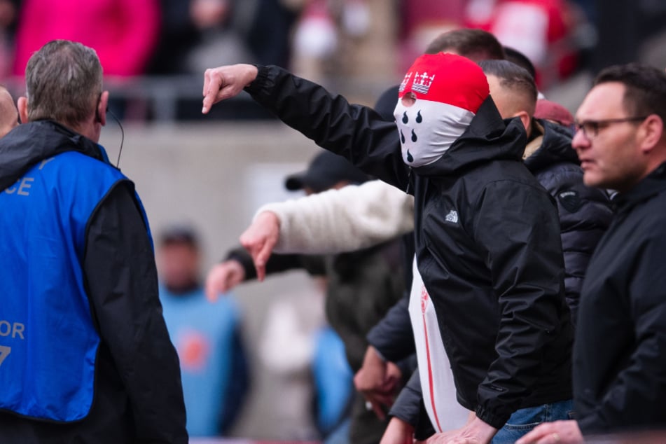 Die Fans des 1. FC Köln ließen ihrem Unmut nach den bitteren Niederlagen gegen Darmstadt und Paderborn freien Lauf.