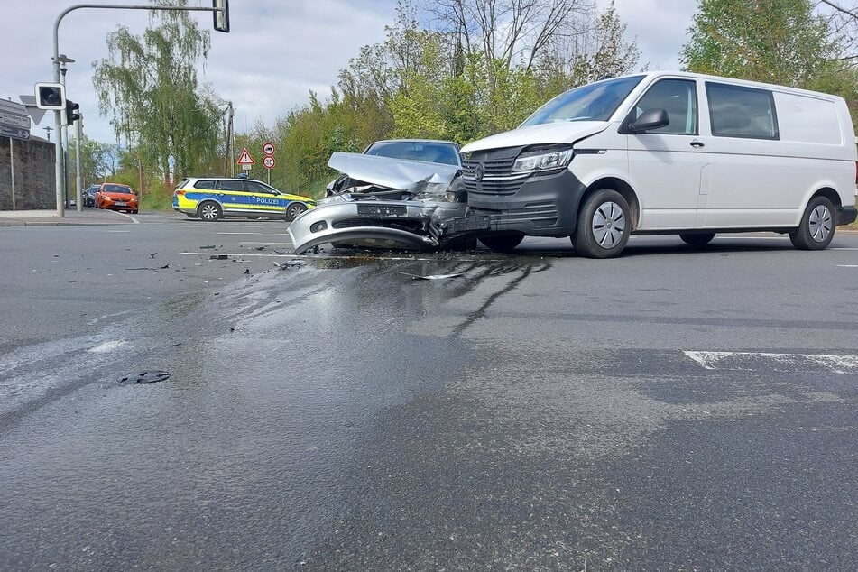 In Freiberg sind ein VW-Transporter und ein Opel zusammengestoßen.