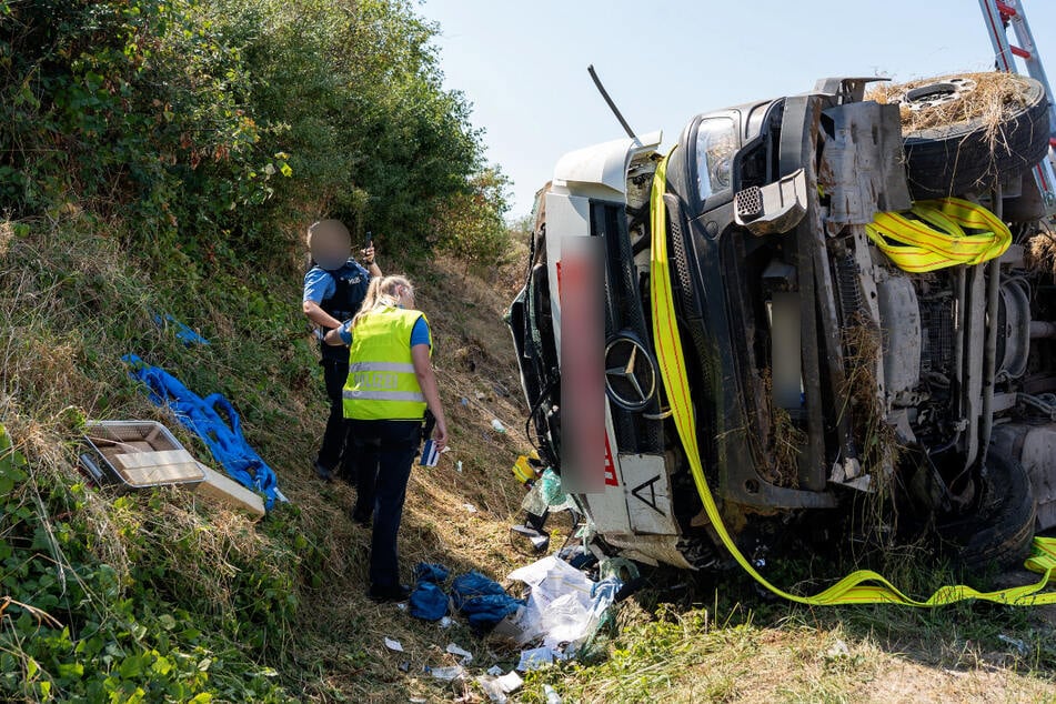 Sattelzug kippt in Ausfahrt von A60 um: Fahrer schwer verletzt eingeklemmt