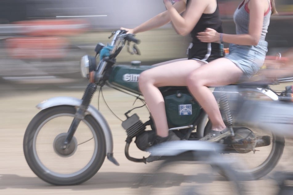 Die beiden Jugendlichen erlitten bei dem Crash leichte Verletzungen, wurden anschließend ins Krankenhaus gebracht. (Symbolbild)