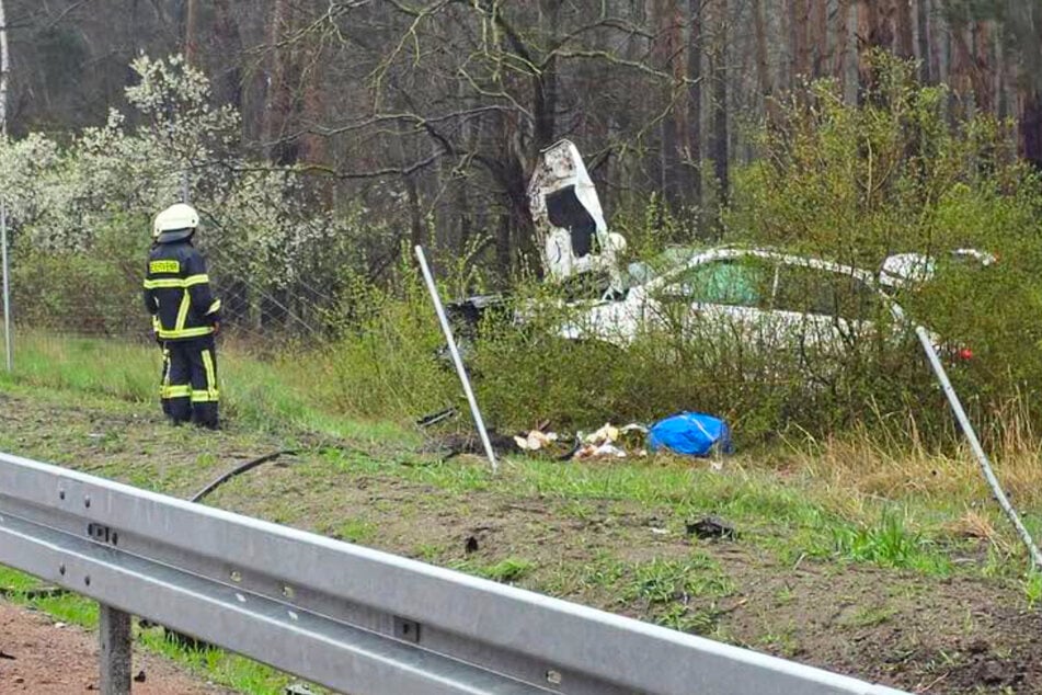 Unfall A9: Mercedes überschlägt sich auf A9: Autobahn nach Unfall gesperrt