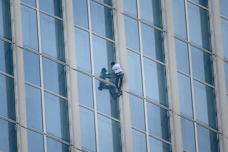 Der französische Spiderman Alain Robert bei seiner Kletteraktion 2018. Er schaffte etwa die Hälfte, bis er verhaftet wurde.