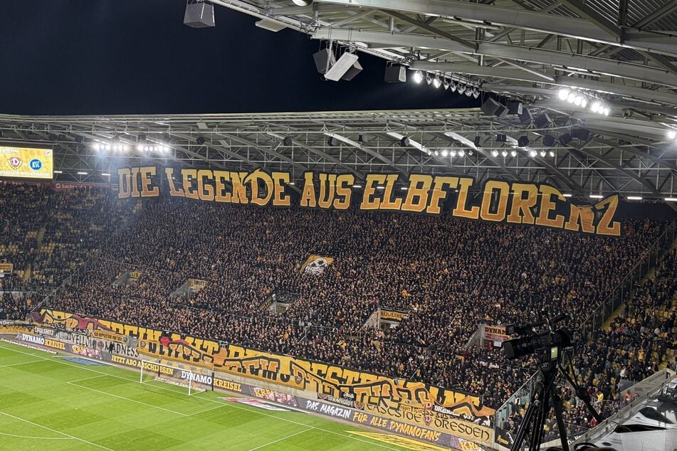 Die Fans haben eine Choreografie vorbereitet, das wird jetzt schon sichtbar.