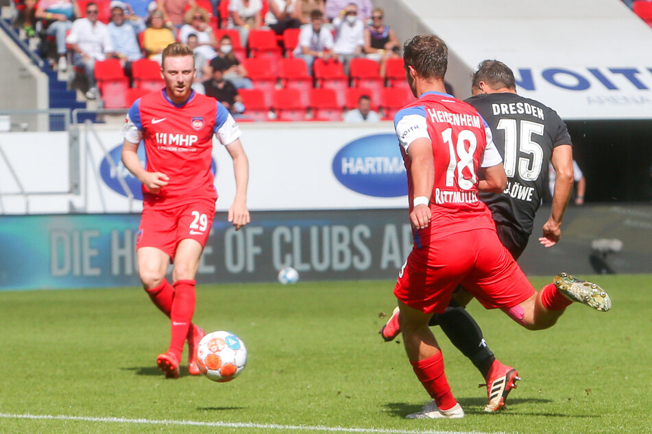 Sein erster Treffer für die SGD: Chris Löwe (r.) zieht zum 1:1 ab.