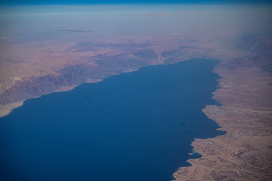 Der Golf von Akaba mit Blick Richtung Norden auf die israelische Küstenstadt Eliat sowie jordanischen am rechten Ufer und ägyptischen Siedlungen am linken Ufer. (Archivbild)