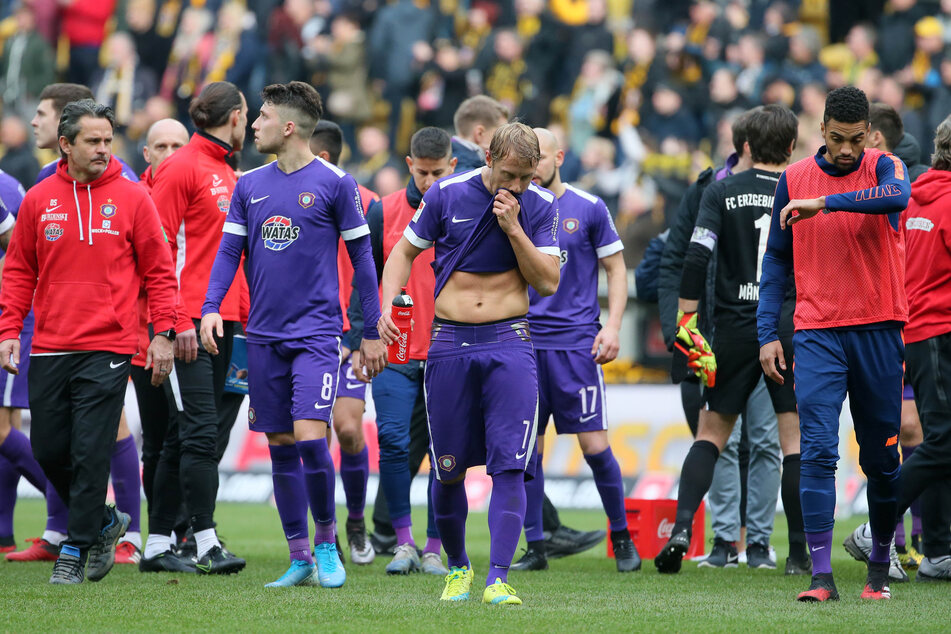 Die Auer Veilchen um Jan Hochscheidt verlassen am Sontag nach dem Derby frustriert den Platz.