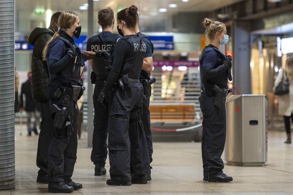 Weil es am Kölner Hauptbahnhof immer wieder zu Gewalttaten kommt, waren an diesem Wochenende Waffen aller Art verboten.