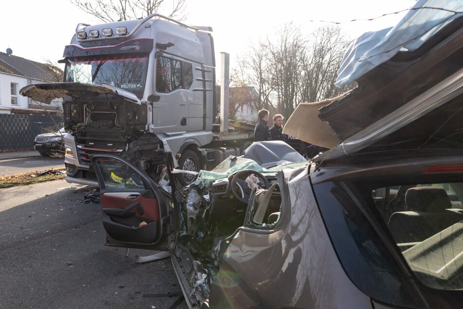Bei einem Unfall in Neuss wurde ein Autofahrer schwer verletzt.