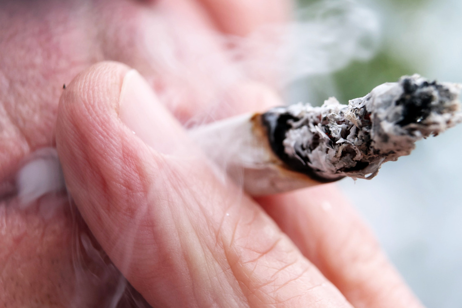 Einen Joint rauchen ist nach der Teil-Legalisierung von Cannabis legal, doch die Landesregierung von Hessen plant die Einrichtung von Verbotszonen.