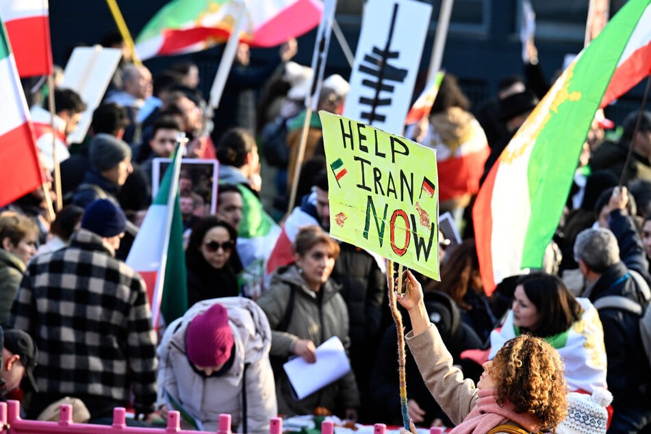 Rund 2500 Menschen haben sich am Samstag in Düsseldorf versammelt, um für die Freiheit im Iran zu demonstrieren. (Archivbild)