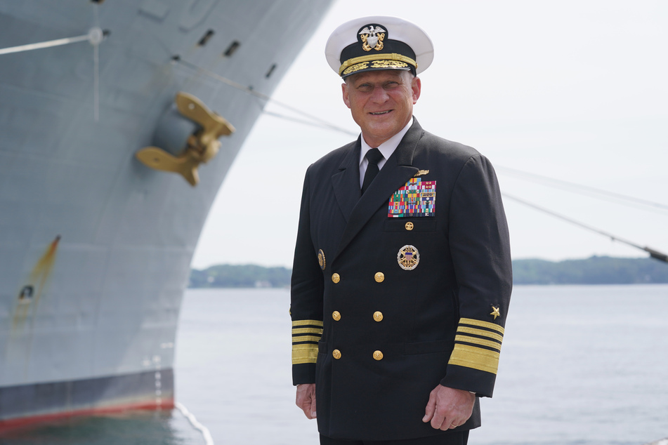US-Admiral Michael Gilday steht im Marinestützpunkt in Kiel.