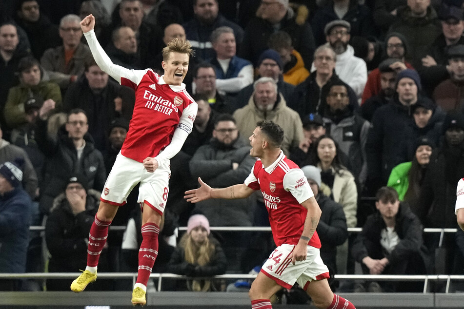 König der Lüfte: Martin Ödegaard (24, l.) grüßt mit dem FC Arsenal auch in der Tabelle von ganz oben.