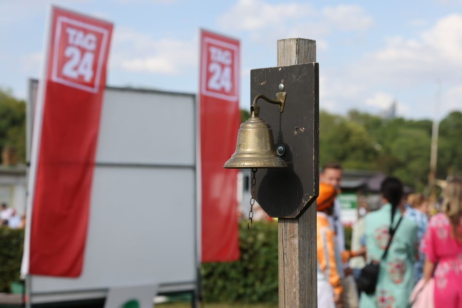 Wie üblich gab die Glocke den Start für die Rennen. Den Anfang machte der TAG24-Leipzig-Cup, bei dem sich Maxim Peucher mit Tommorah den Sieg holte.