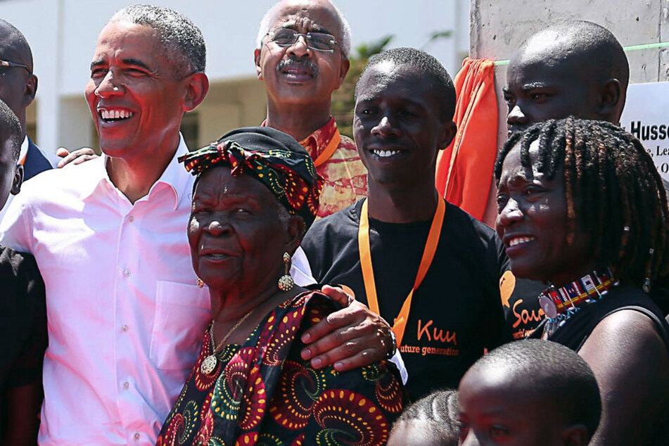 Kenia, Kogelo: Barack Obama steht neben seiner Stief-Großmutter Sarah Obama (M.), seiner Halbschwester Auma Obama (r.) sowie Kindern und Funktionären.