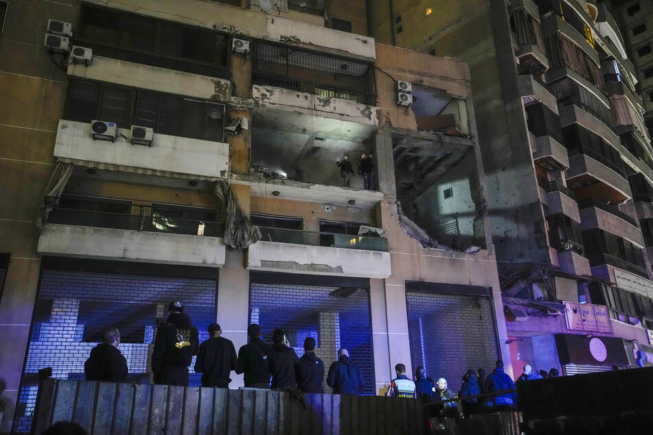 Menschen suchen nach einer schweren Explosion in einer Wohnung nach Überlebenden.