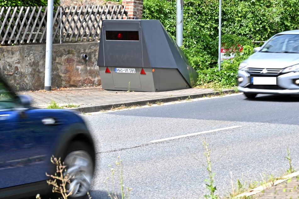 Auf der linken Straßenseite in Richtung Großenhain befindet sich der neue Superblitzer.