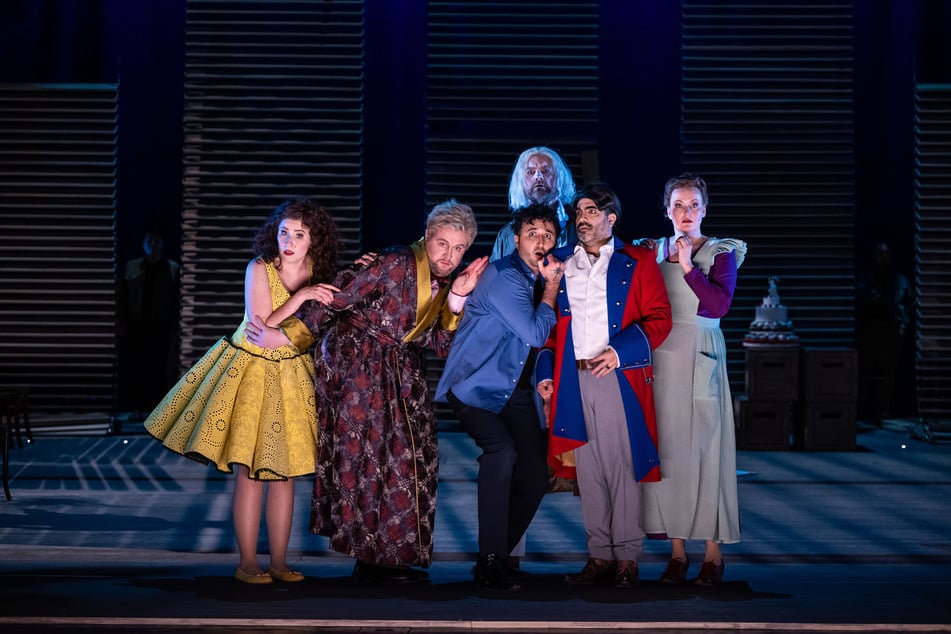 Das Ensemble (v.l.n.r.): Weronika Rabek als Rosina, David Howes als Doktor Bartolo, Dogukan Kuran als Figaro, Johannes Stermann als Don Basilio, Francisco Brito als Graf Almaviva und Jeanett Neumeister als Berta.