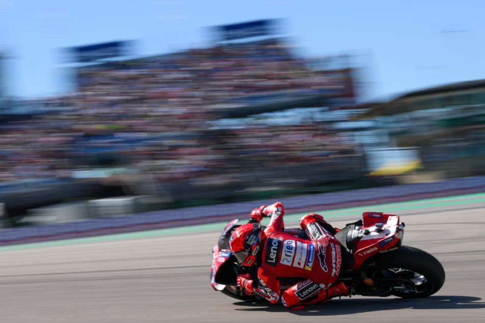 Marc Marquez (33) aus Spanien vom Ducati Lenovo Team düst über den Sachsenring. Beim Sprint belegte er den ersten Platz.