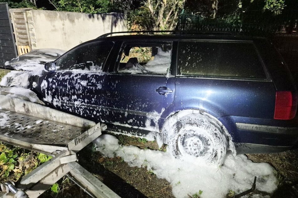 Neben dem Auto war ein Anhänger geparkt, der ebenfalls von den Flammen beschädigt wurde.