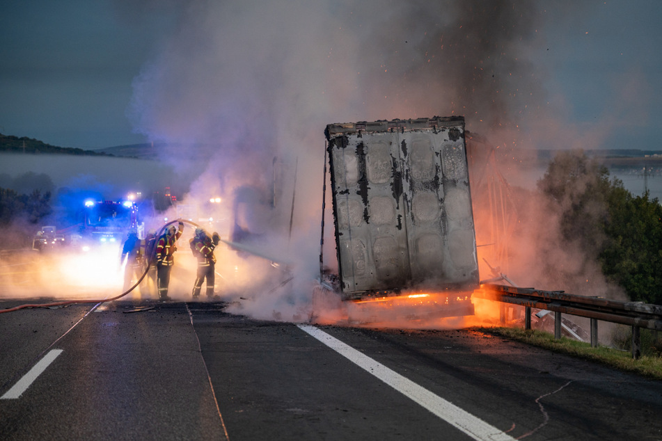 Die Feuerwehr versucht den brennenden Lkw zu löschen.