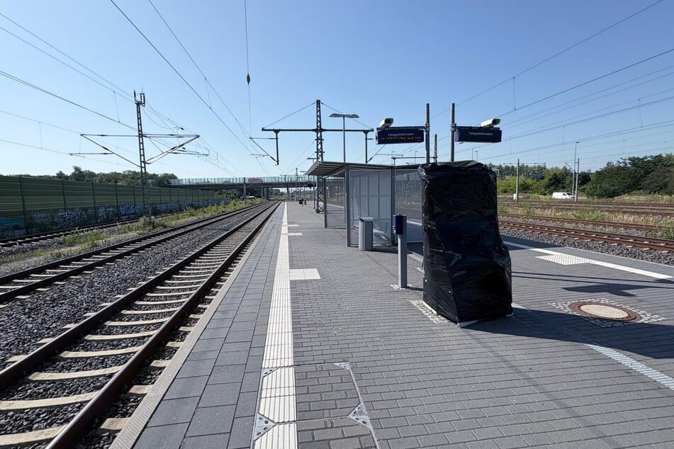 Im Zuge der anschließenden Tatortarbeit musste der Bahnverkehr vorübergehend gesperrt werden.