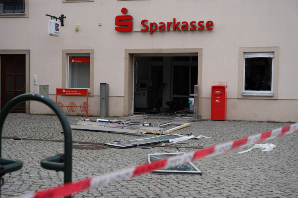 Bei der Explosion wurden Teile der Einrichtung auf den Vorplatz der Sparkasse geschleudert.