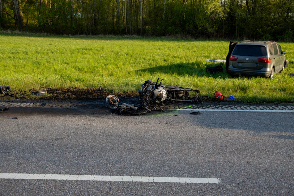 Das ausgebrannte Motorrad liegt an der Unfallstelle.