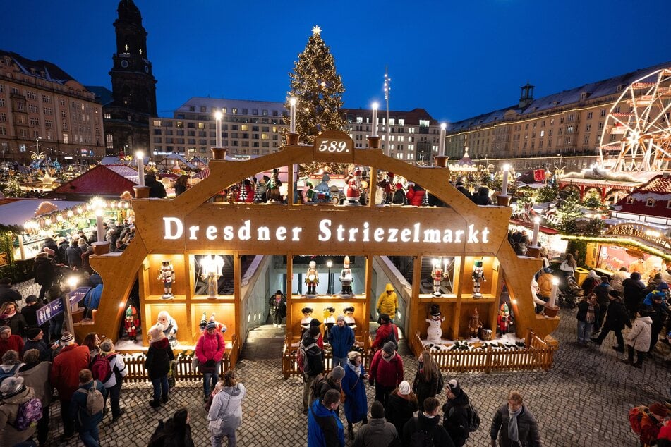 Der begehbare Schwibbogen bildet das Eingangstor zum Dresdner Striezelmarkt.