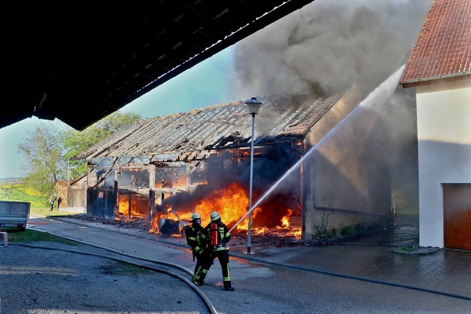 Die Scheune stand bei Ankunft der Feuerwehr bereits in Vollbrand.