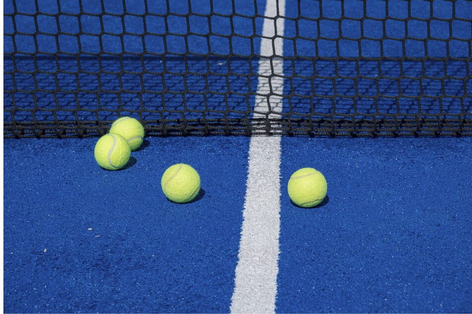 Auf einem Tennisplatz ist ein Spieler verunglückt und zog sich einen Muskelriss zu. (Symbolbild)