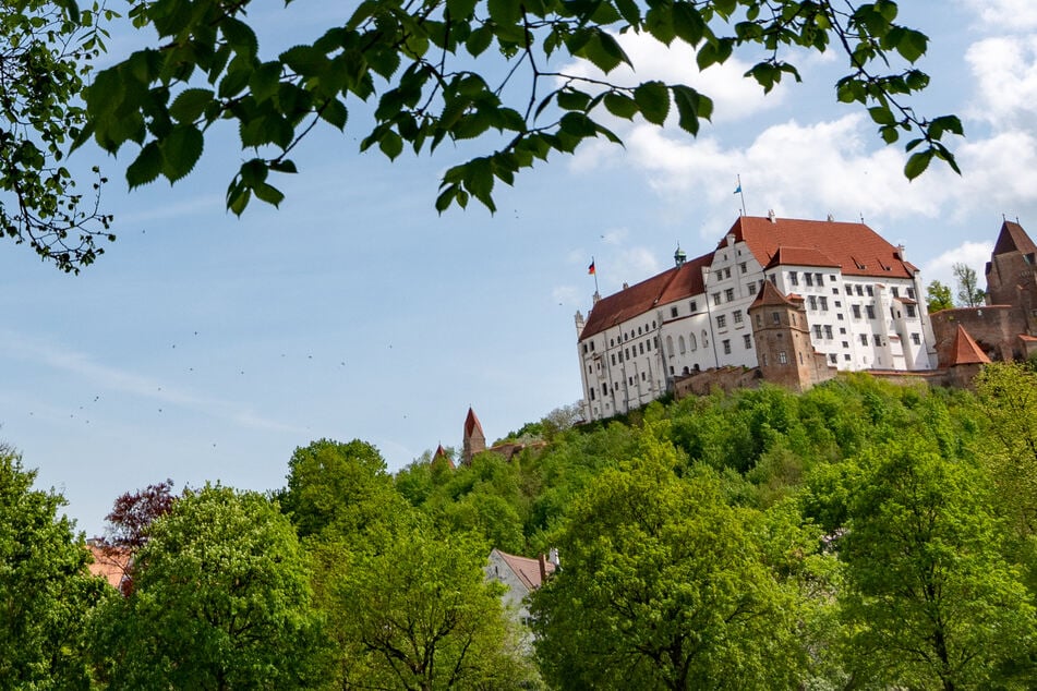 Die Bauarbeiten unweit der historischen Burg Trausnitz müssen nun vorerst ruhen.
