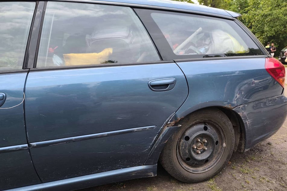 Der Wagen liegt sehr tief über dem Boden - ob gewollt oder ungewollt, sei dahingestellt.