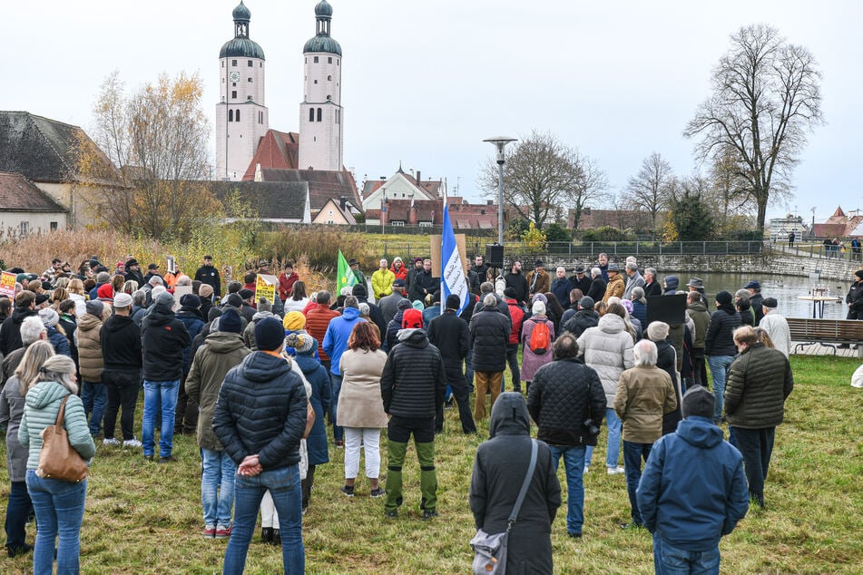 Bürger versammeln sich vor Wemding um gegen das Treffen der sogenannten "Reichsbürger" zu demonstrieren.