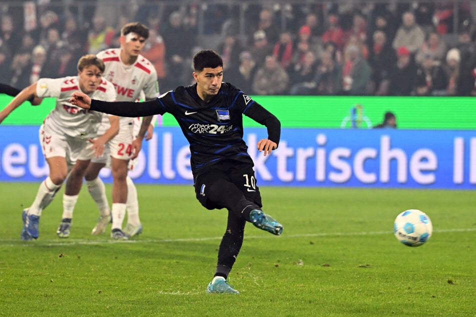 Eiskalt vom Punkt! Herthas Ibrahim Maza trifft per Elfmeter zur 1:0-Führung.