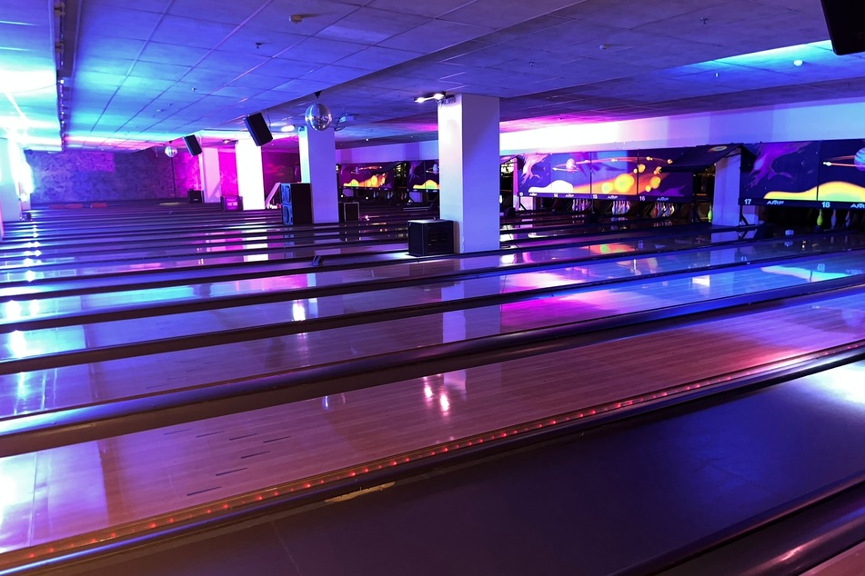 Im Spielcenter-Chemnitz kannst Du neben vielen anderen Angeboten auch Bowling spielen.