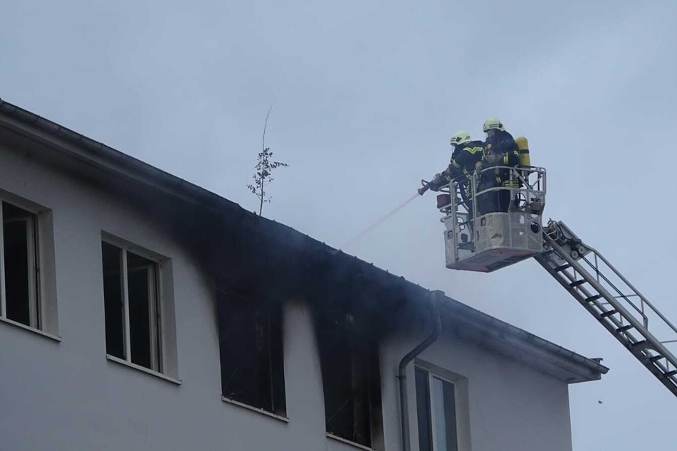Das Feuer war im Dachstuhl des Gebäudes ausgebrochen.