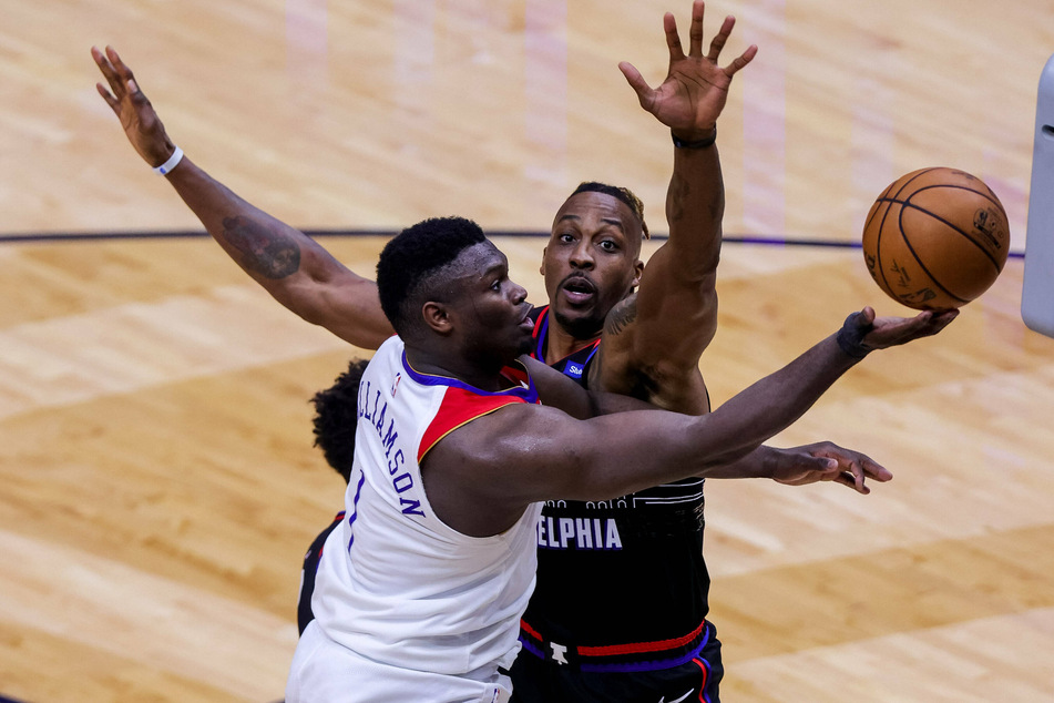 Pelicans forward Zion Williamson (1) drives to the basket against Philadelphia 76ers center Dwight Howard (39)