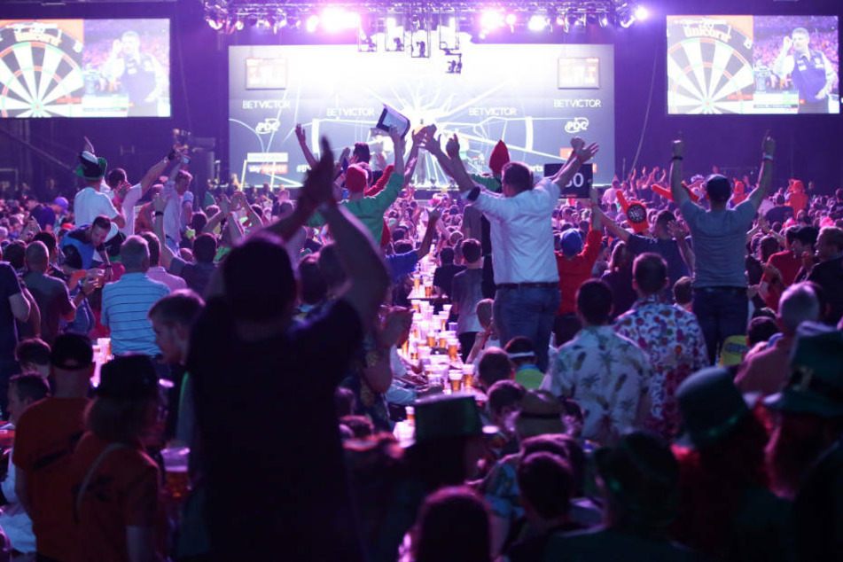 Volle Hallen und viel Party gehören beim Darts-Sport erst einmal der Vergangenheit an (Archivbild).