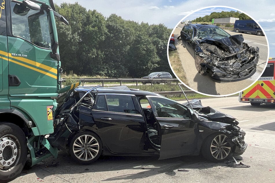 Unfall A9: Laster drücken Opel zusammen: Mehrere Verletzte nach Unfall auf der A9