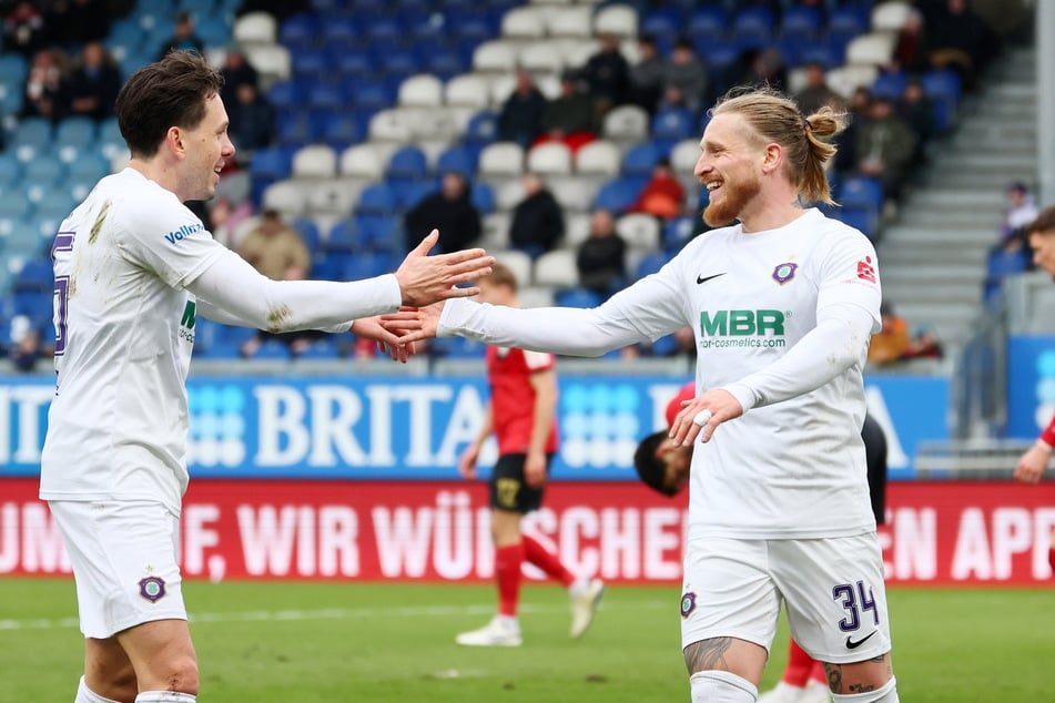 Bei Marcel Bär (32, l.) und Marvin Stefaniak (30) gab's nach dem 2:0 in Unterhaching strahlende Gesichter.