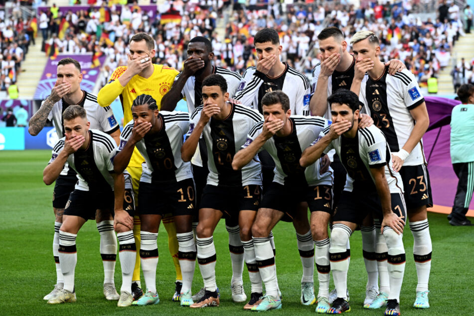 Der umstrittene Protest des DFB-Teams beim WM-Auftakt gegen Japan. Am Ende ging die Partie verloren.