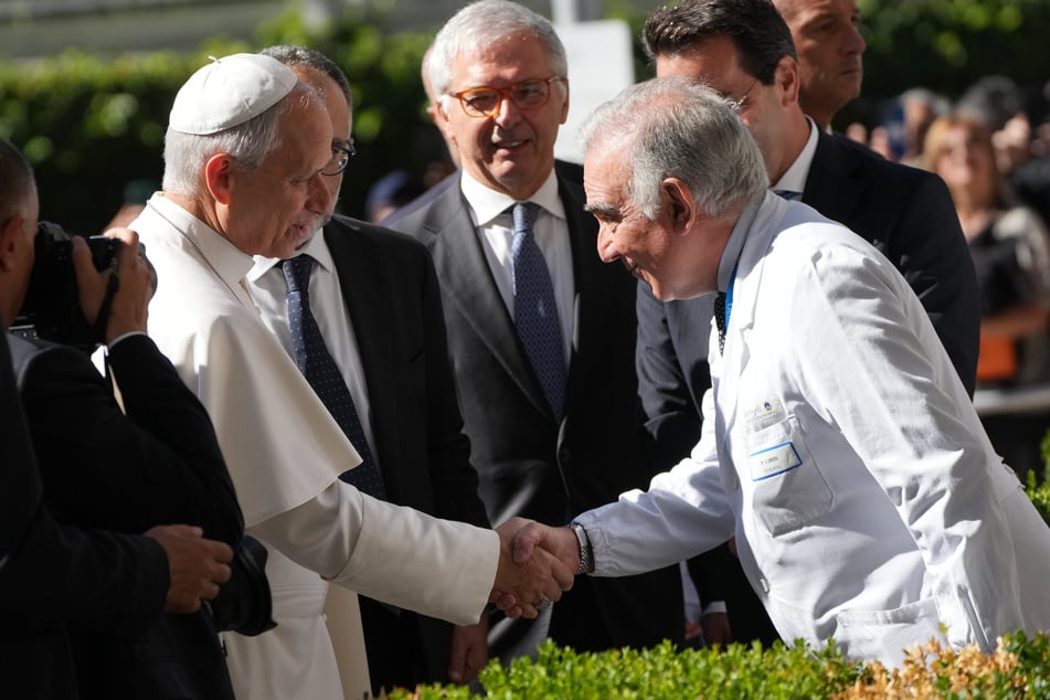 Der medizinische Direktor Andrea Cambieri (r.) empfing Papst Leo XIV. bei seiner Ankunft.