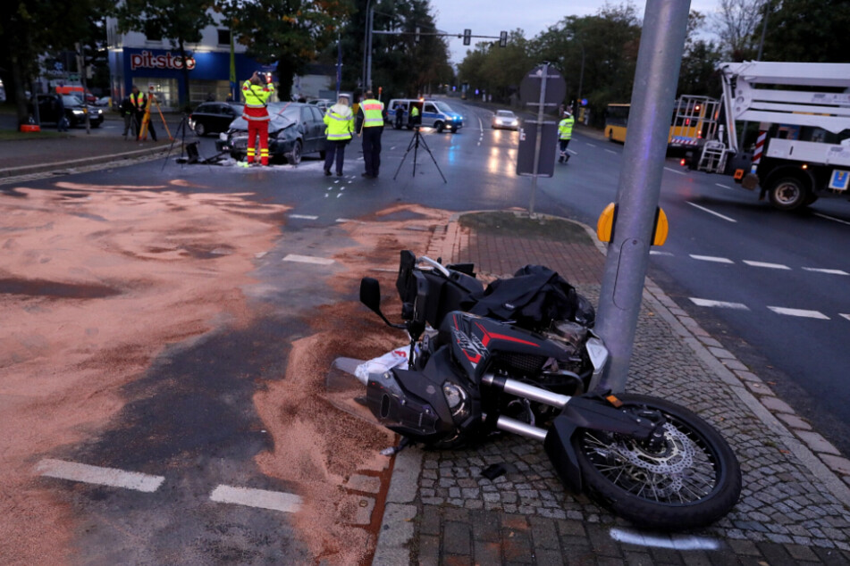 Auch das Motorrad wurde durch den Unfall in Mitleidenschaft gezogen.