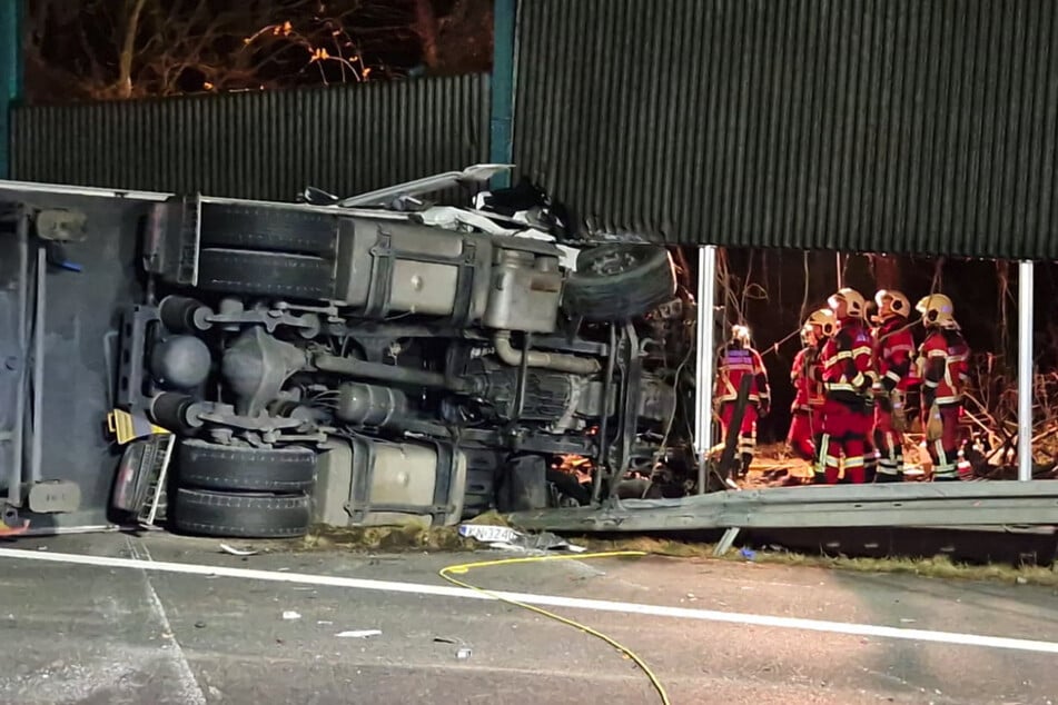 Auf der A10 starb ein 51-jähriger Lkw-Fahrer bei einem schweren Unfall.